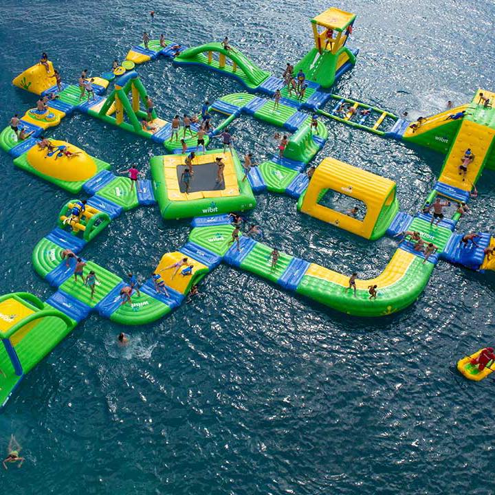 Un parc inflable aquàtic, la principal novetat de la temporada de platges que s'inicia demà