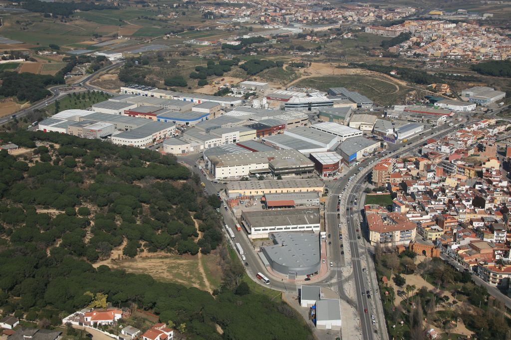 La fibra òptica arriba a la zona industrial de Can Patalina 