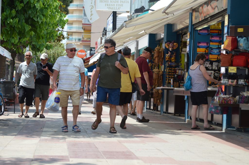 Renoven més de 2.000 metres quadrats del paviment de l'avinguda Mediterrània i del Passeig Marítim