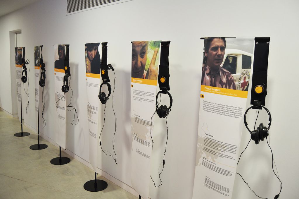 Exposició sobre el patiment de la guerra al Centre Cívic per commemorar el Dia Escolar de la No-Violència i la Pau