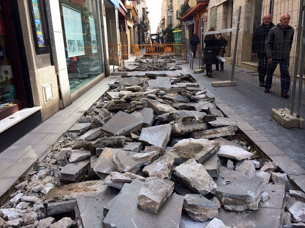 Comencen les obres de renovació de la part central del paviment dels carrers Mar i Ramon Turró 