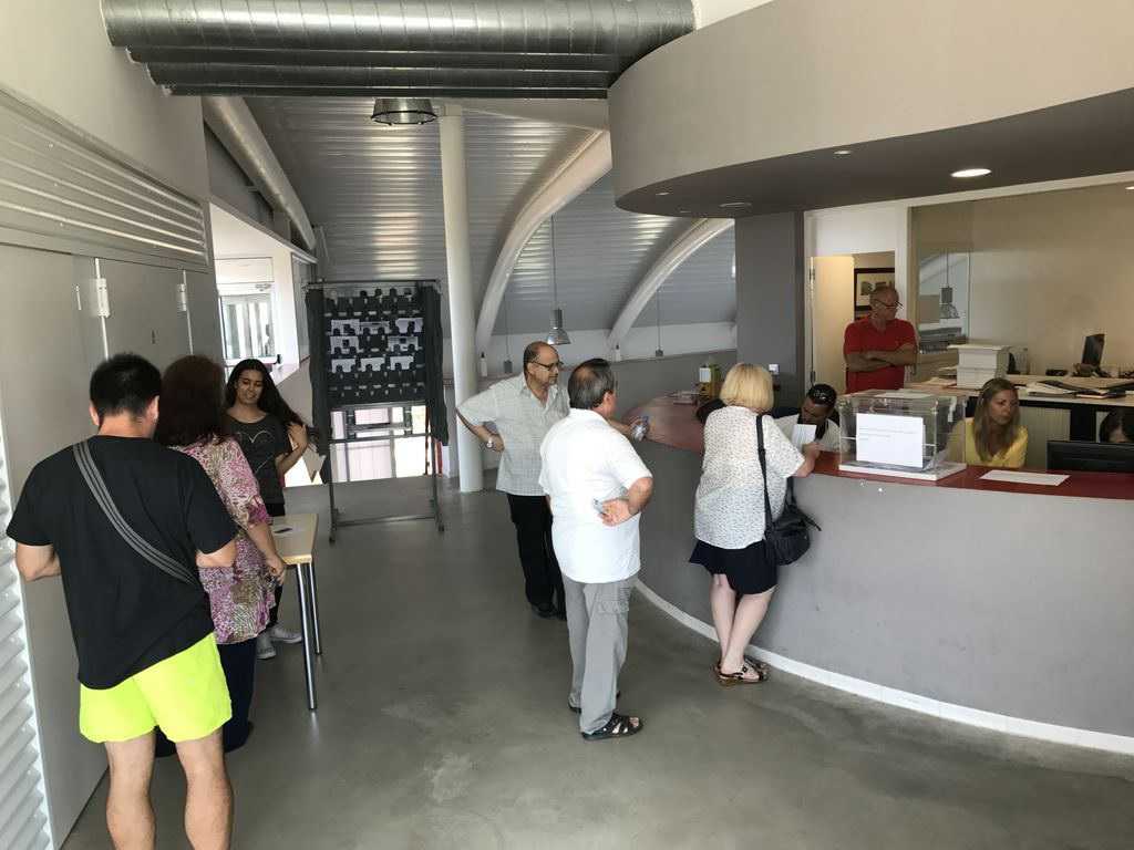 Participació del 7,9% fins les 13 h a la consulta popular de l'Escultor Clarà 