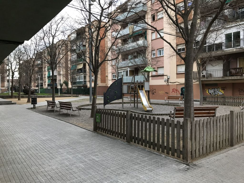 Veïns i veïnes trien que la plaça de Fèlix Cardona sigui un espai de descans