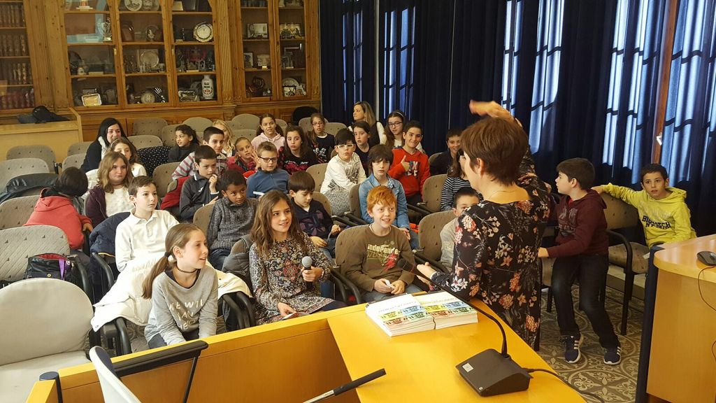 Alumnes de 4t de Primària del Vedruna visiten l'Ajuntament