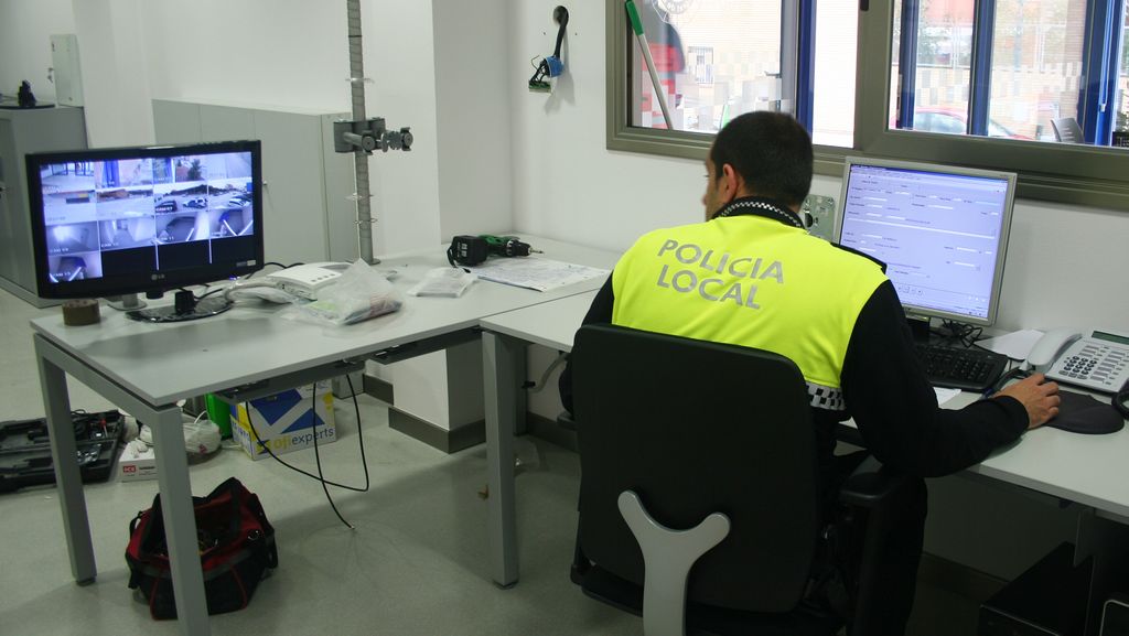 La Policia Local es posa en contacte amb la gent gran per conèixer les seves necessitats davant l'onada de fred