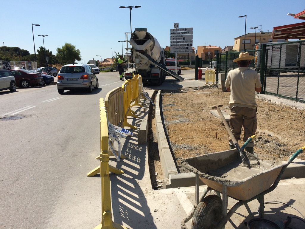 Fan un pas de vianants al polígon de Can Patalina, entre les avingudes Costa Brava i Francesc Sanllehí