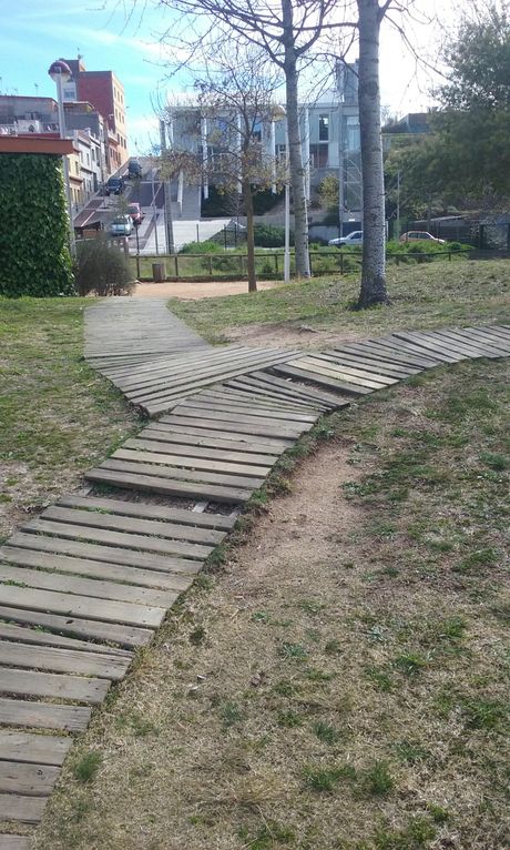 Substitueixen les passeres de fusta del parc Francesc Macià per unes altres de formigó