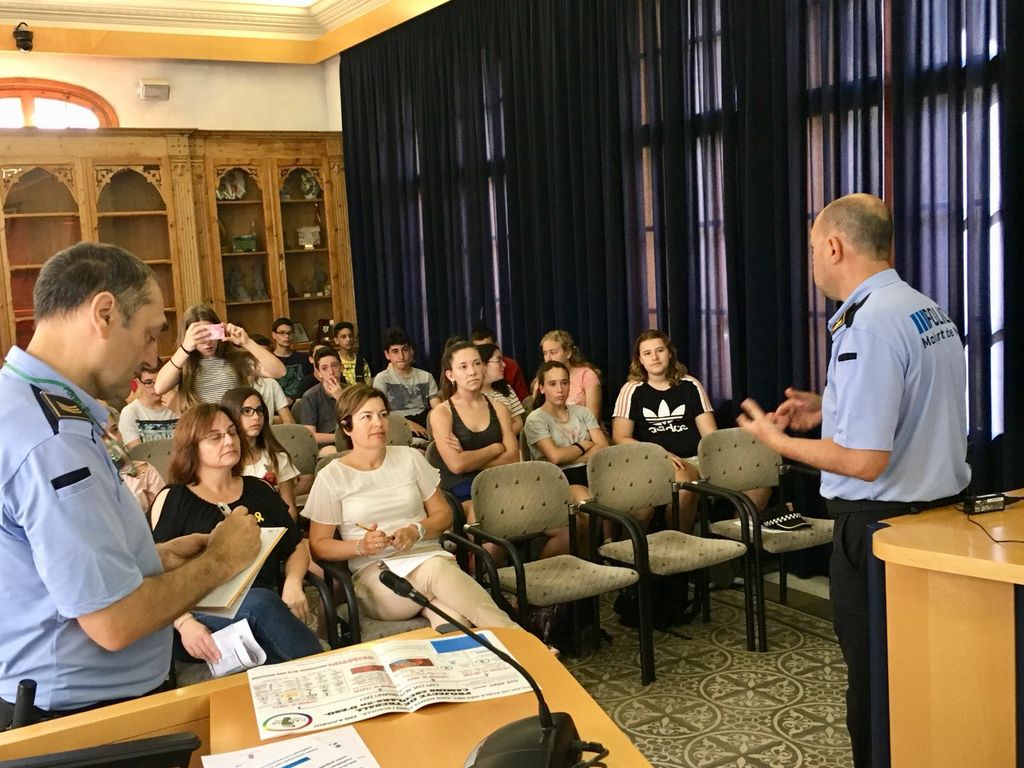 Alumnes del Fonlladosa inicien una campanya de conscienciació sobre camins escolars i la necessitat d'anar a peu a l'escola 