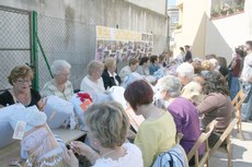 Malgrat mostra les seves puntes, llibres i productes d'horta a la Diada de la Maduixa i el Vi de Sant Iscle de Vallalta         