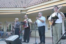 Nou-centes persones acompanyen el Grup Bergantí en la celebració del seu 25è aniversari          