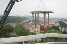 L'alcaldessa fa treure les pèrgoles de fusta de la Torre del Castell         