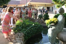 Les dones de Moguer retren homenatge a Zenòbia Camprubí         