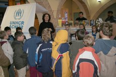 Els escolars es posen a la pell d'un refugiat a l'exposició d'ACNUR         