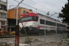 Col·loquen tanca protectora al costat de la via del tren, des del pas a nivell de les fàbriques fins a davant la cooperativa de pagesos         