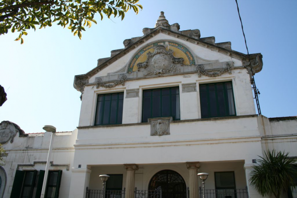 Les obres de reparació de la façana de l'escola Montserrat han començat avui