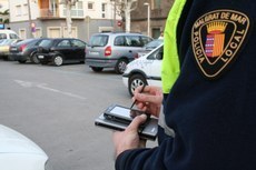 La Policia Local fa servir agendes electròniques per trametre denúncies al carrer          