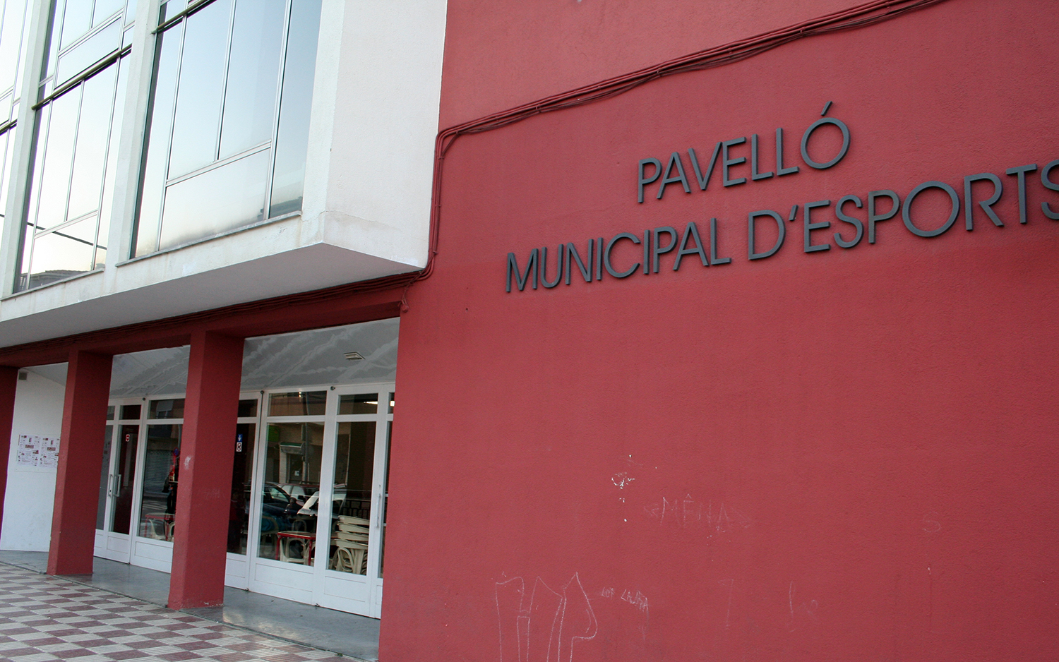 Adjudicats els treballs per arranjar la claraboia del pavelló municipal de l'avinguda Tarragona 