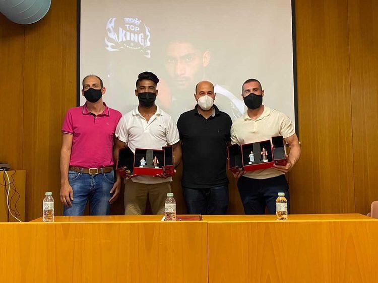 L'Ajuntament homenatja el malgratenc Khyzer Hayat Nawaz, lluitador internacional i triple campió d'Espanya Muay Thai