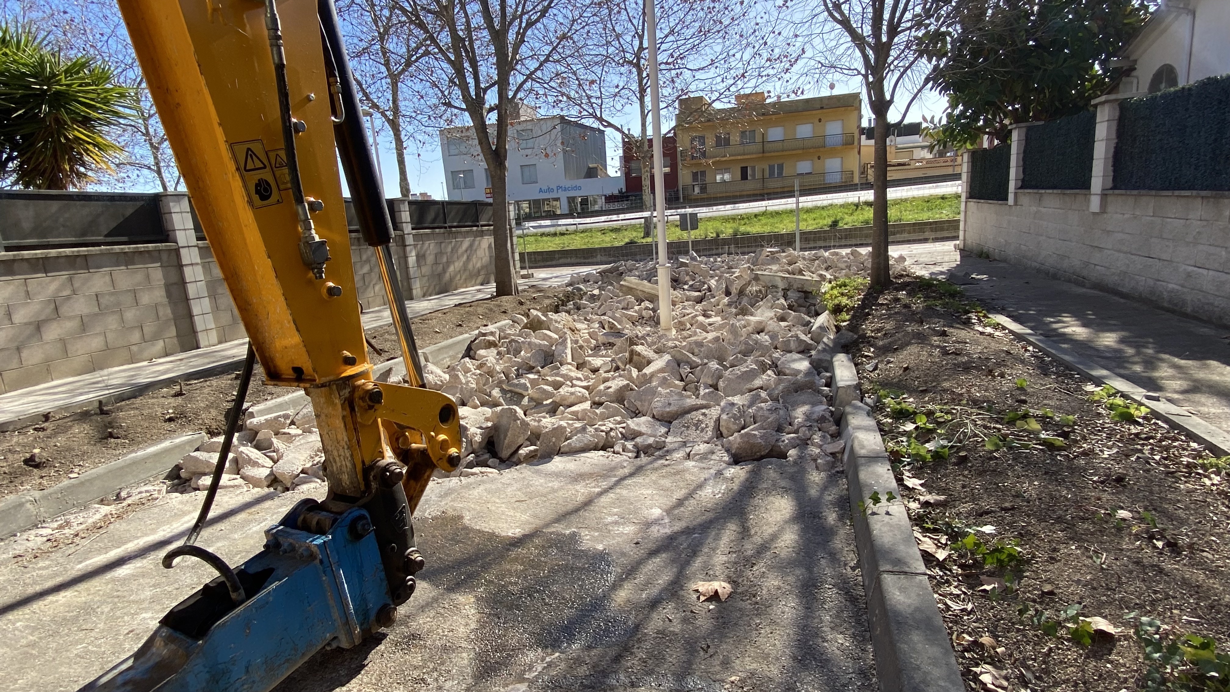 Comencen els treballs per naturalitzar la plaça de Can Palomeres nord