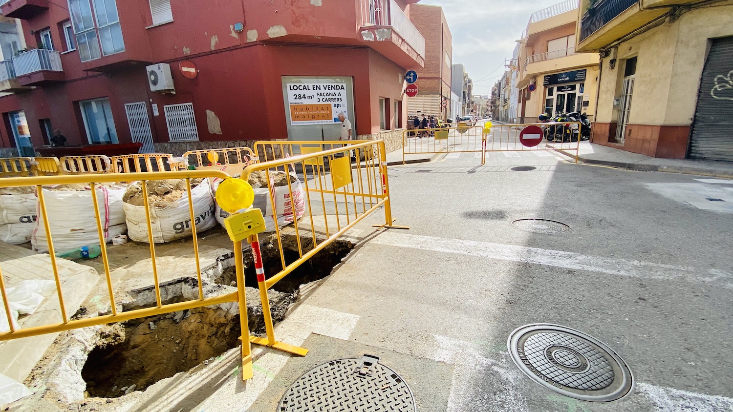 Comencen les obres per col·locar una nova xarxa de recollida d'aigües pluvials en el carrer Indústria 