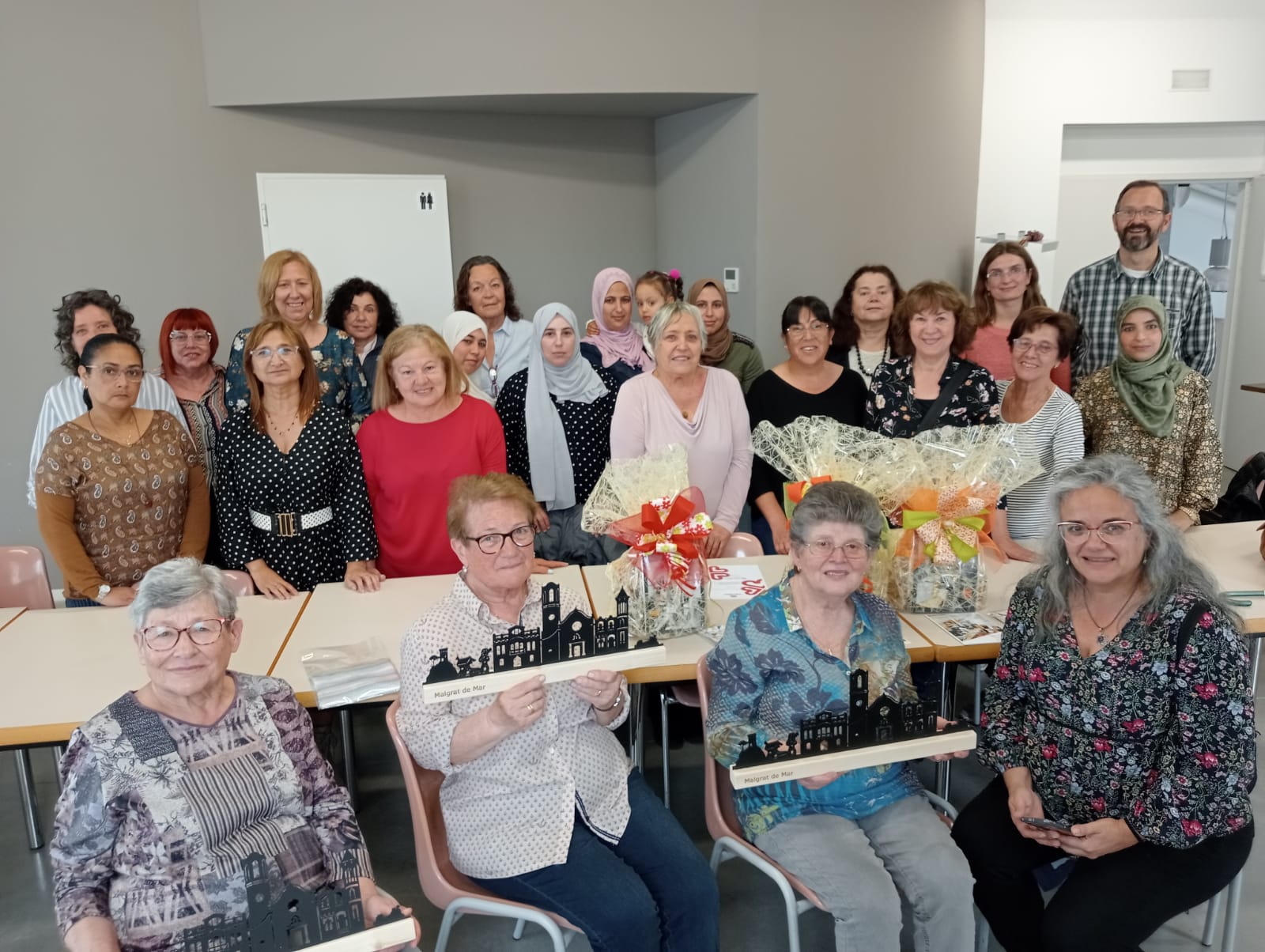 Homenatge a les voluntàries del taller de costura del Centre Cívic, que s'acomiaden després de deu anys 