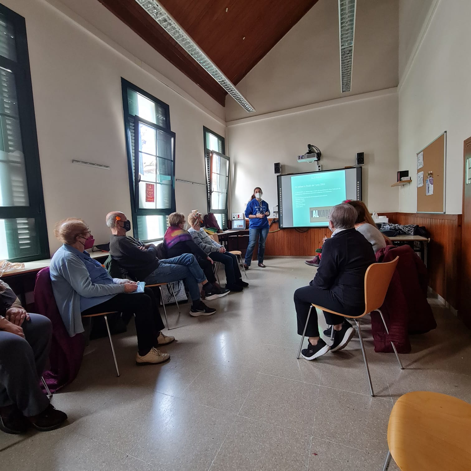 L'alumnat de l'Escola d'Adults participa en el taller del projecte 