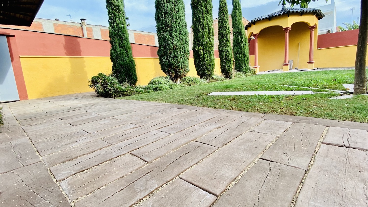 Canvien les travesses de fusta dels Jardins de la Torre de la Vídua de Can Sala