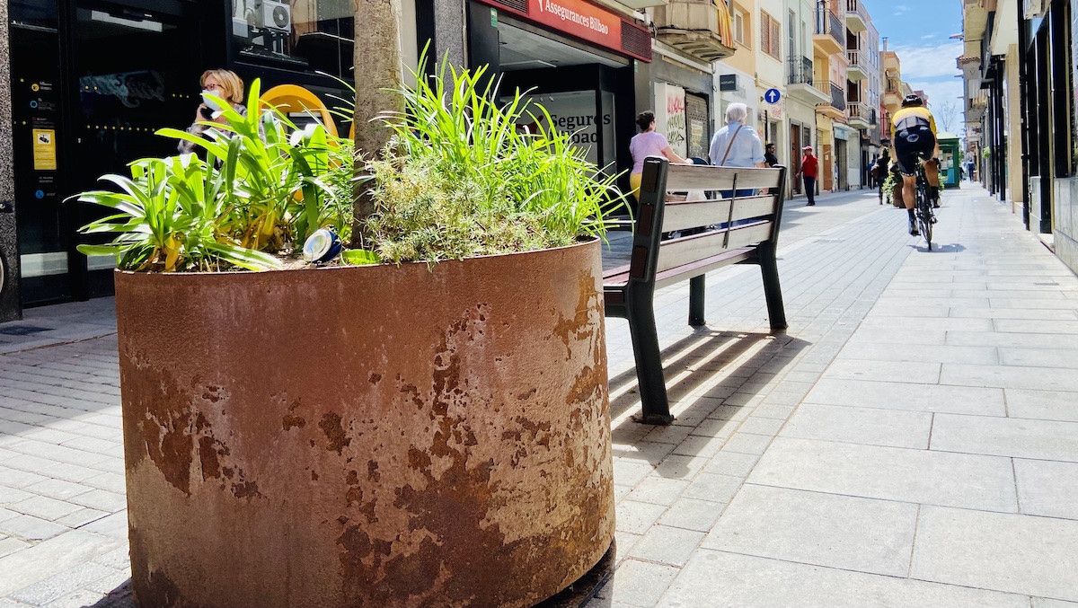 Es col·locaran 40 jardineres gegants i de colors a l'eix comercial de Mar, Ramon Turró i Desclapers