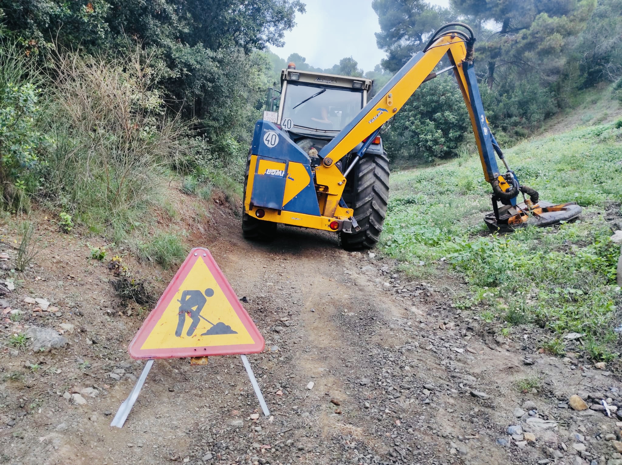 Treballs del pla de prevenció d'incendis a tres camins forestals