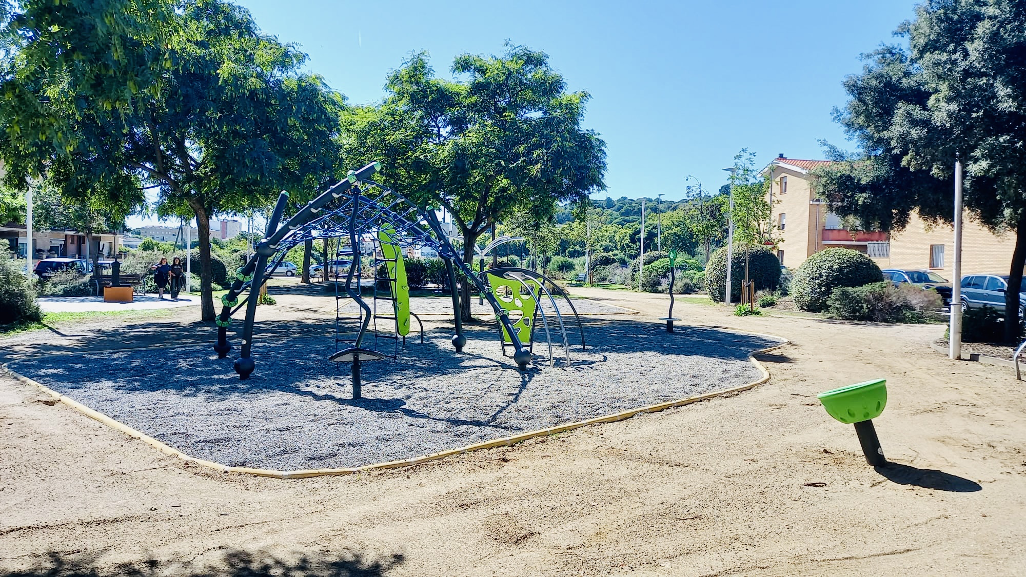 La plaça Rossend Giol i Figuerola estrena nous jocs infantils 