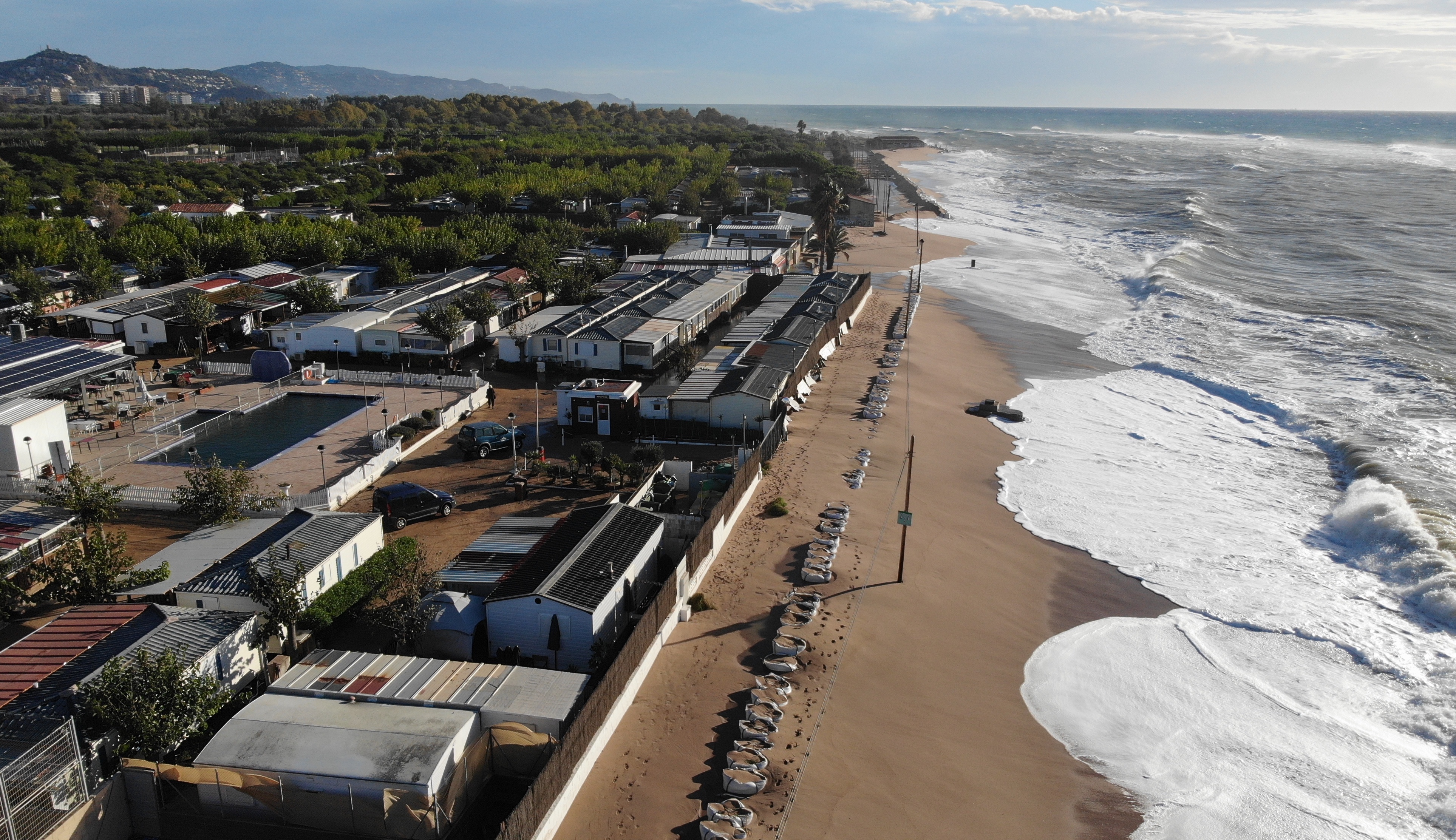 El tram final del Camí de la Pomereda, tallat pel temporal de mar