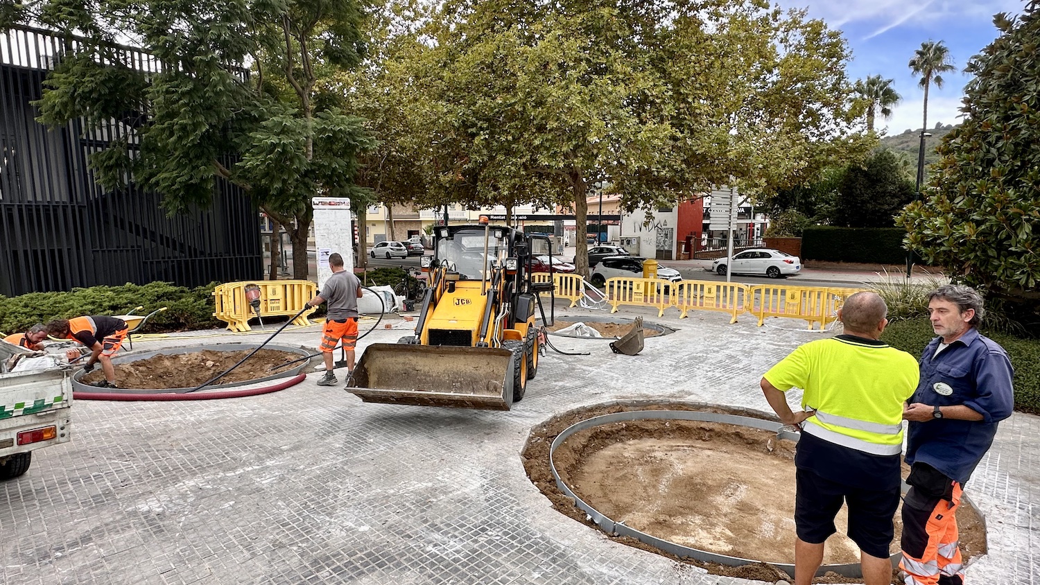 Treuen paviment per fer un nou espai verd permeable al costat del CAP