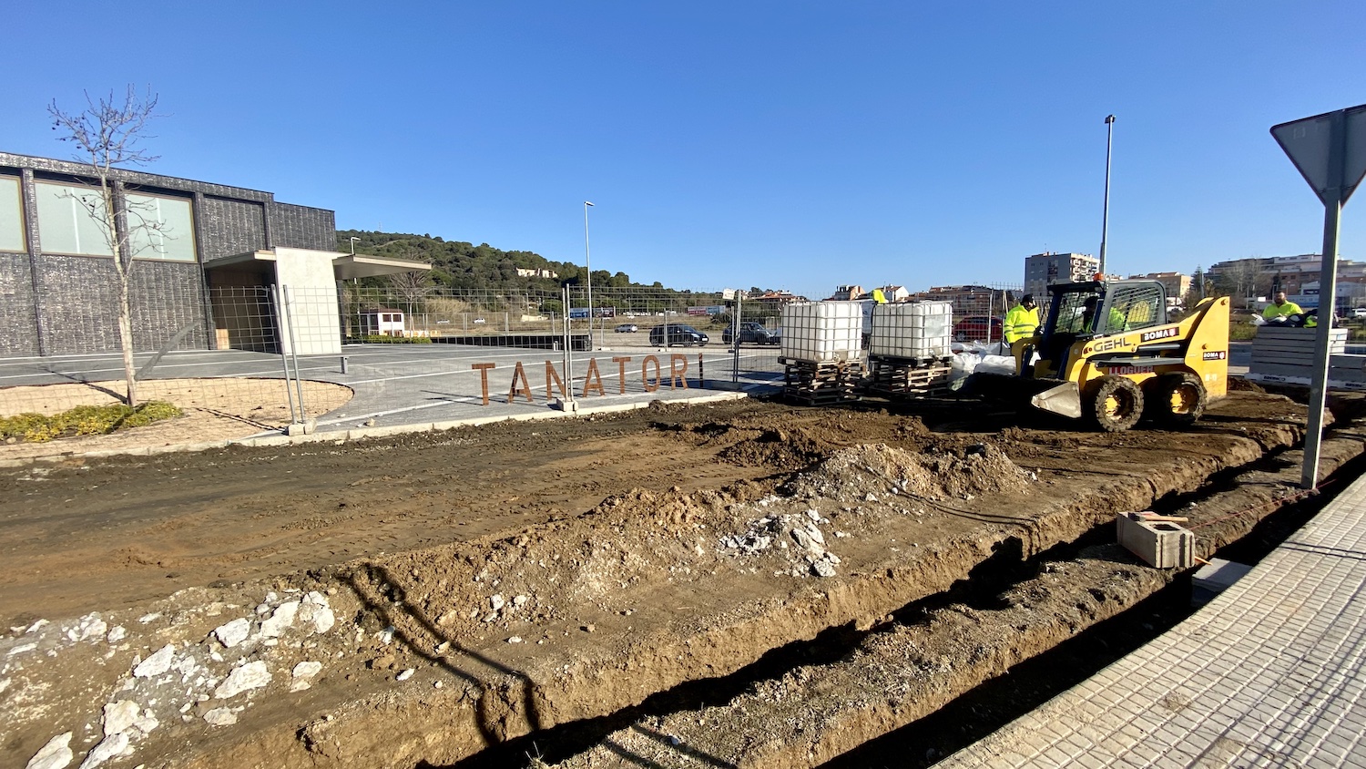 Treballs d'enjardinament a l'avinguda Costa Brava, davant del tanatori