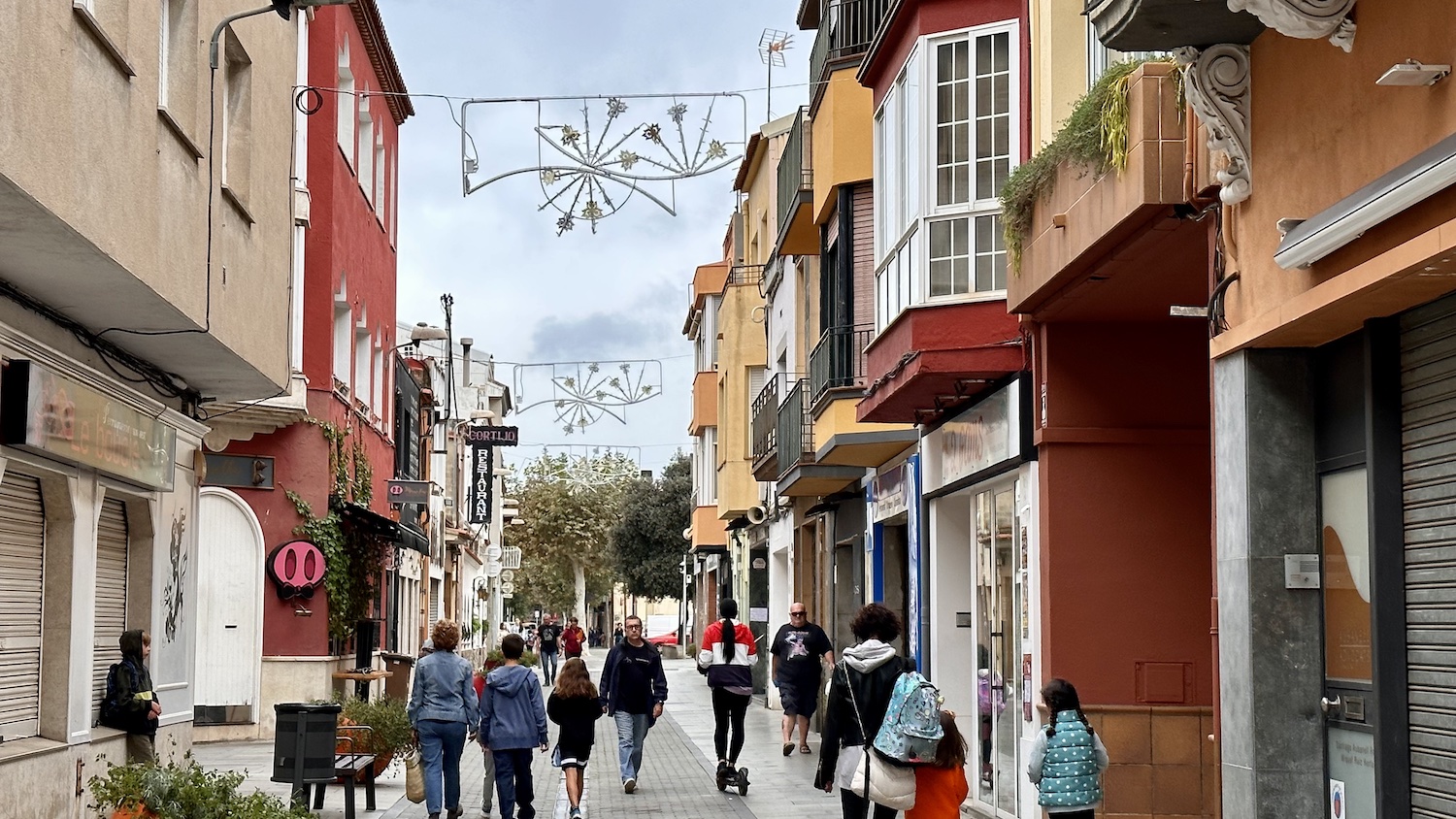 Comencen a instal·lar els llums de Nadal, que s'encendran el 2 de desembre