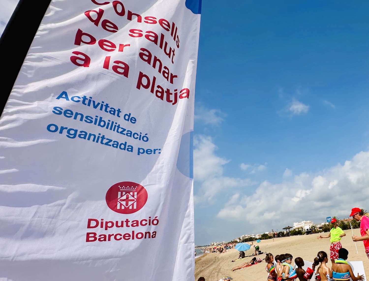 La Regidoria de Platges i la Diputació fan campanya informativa de consells de salut a la platja 