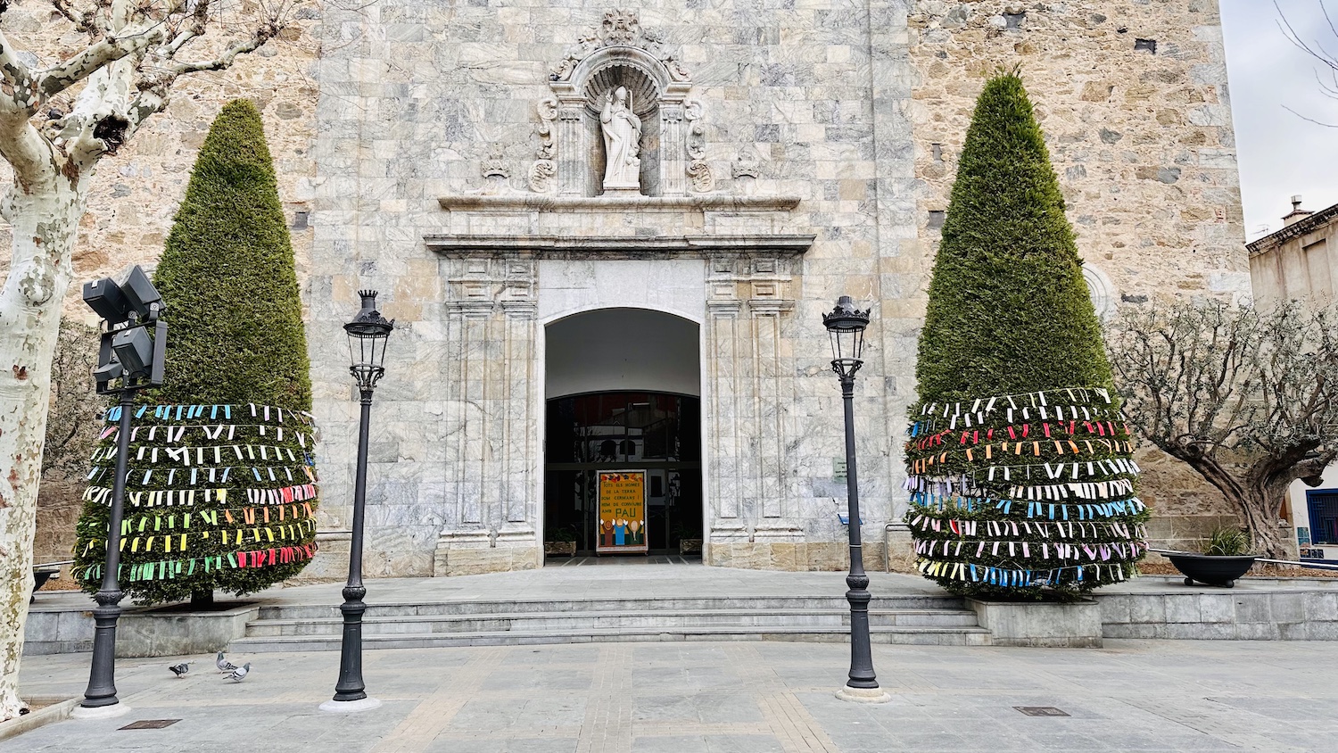 Els alumnes de tots els centres de Primària fan un Arbre per la Pau ple de desitjos contra la violència 