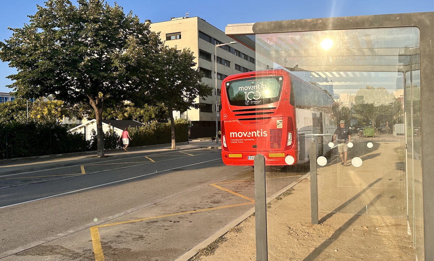 Col·loquen una marquesina a la parada d'autobús de l'avinguda Barcelona amb Verge de Montserrat