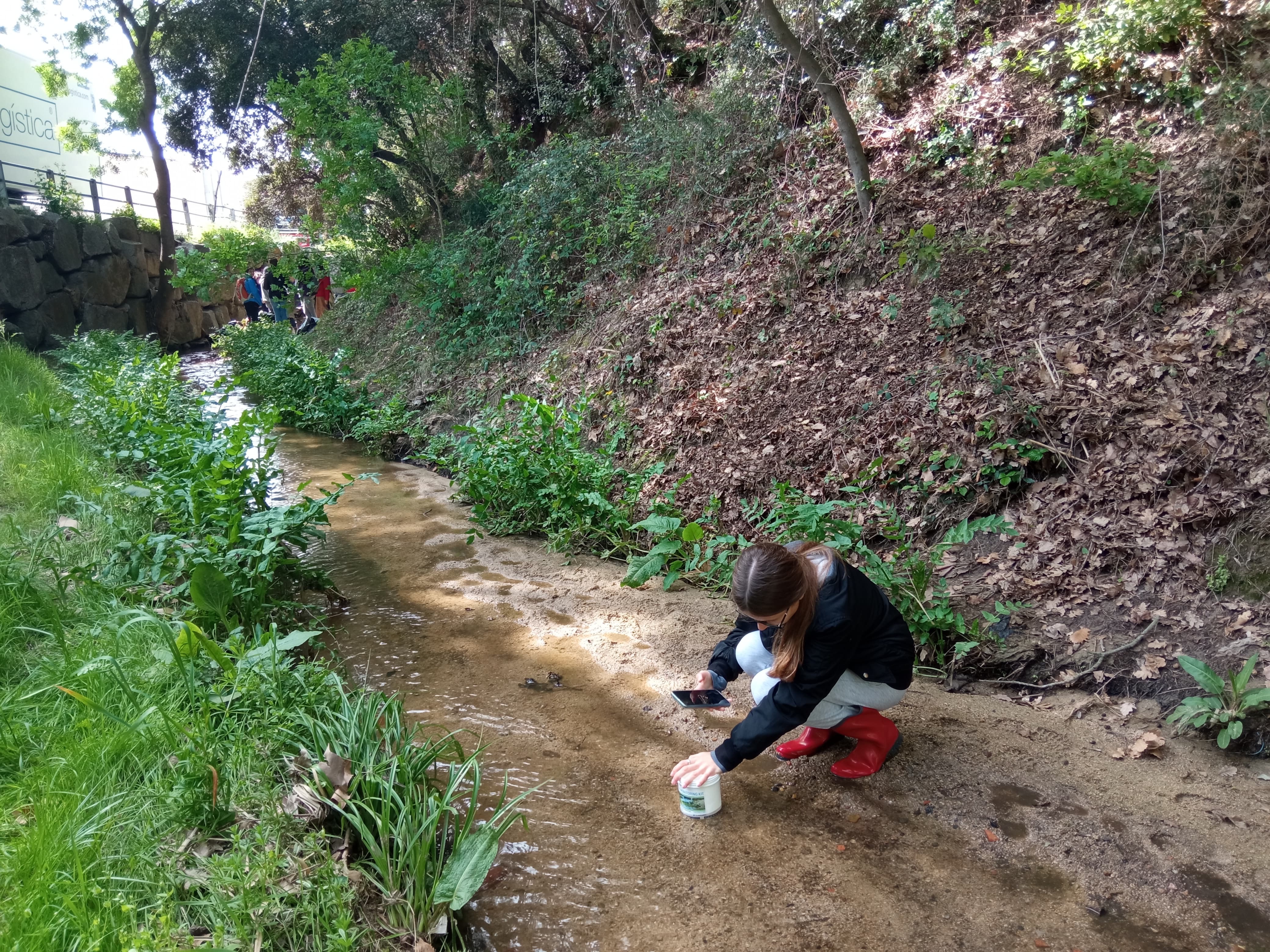 Segona recollida de mostres del projecte 'Llegim el riu', aquest dissabte